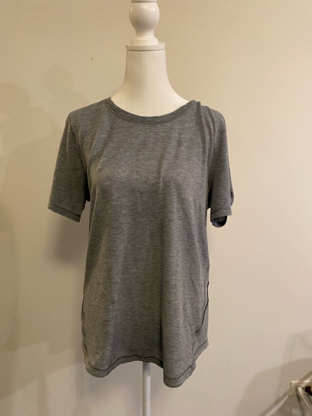 Lululemon Short-Sleeve Crewneck Top in Gray with Honeycomb pattern size Large